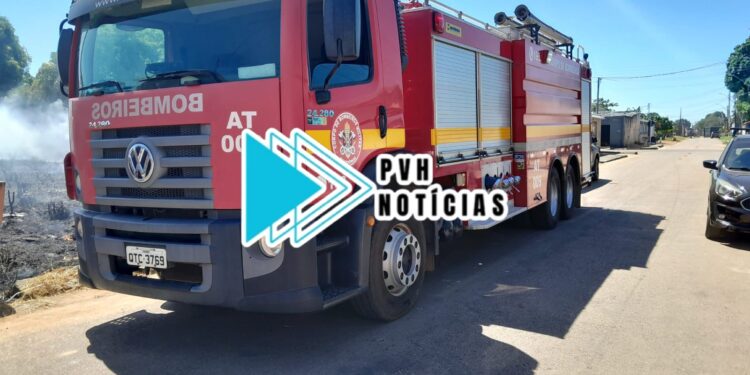URGENTE: Fogo em terreno ameaça atingir casas no bairro Cuniã