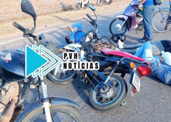 URGENTE: Colisão entre motos deixa três feridos; um com fratura exposta na zona leste