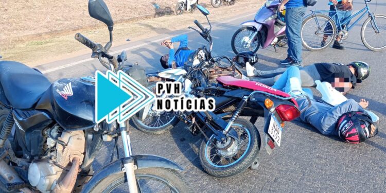 URGENTE: Colisão entre motos deixa três feridos; um com fratura exposta na zona leste
