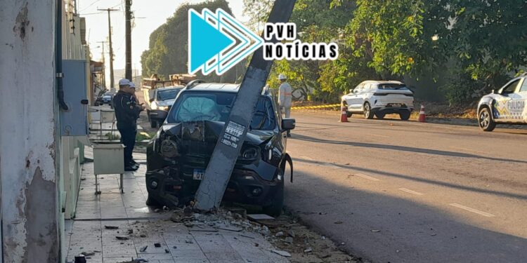 URGENTE: Servidor público estadual é preso depois de subir calçada e destruir poste com Jeep