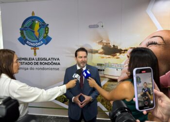 Presidente Alex Redano comanda sessão de reabertura das atividades parlamentares do segundo semestre de 2025