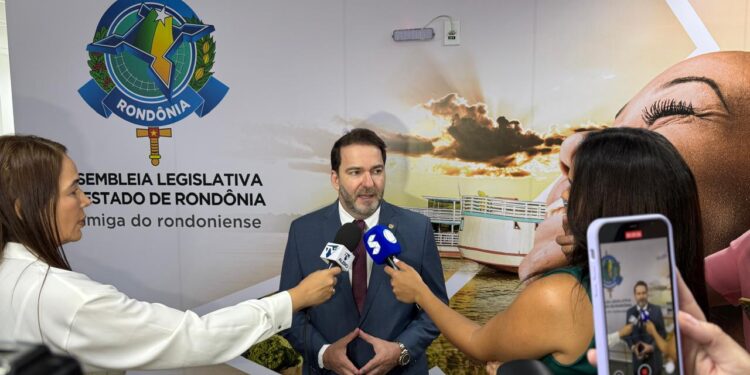 Presidente Alex Redano comanda sessão de reabertura das atividades parlamentares do segundo semestre de 2025