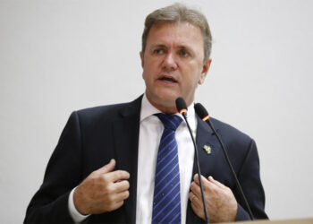 Cirurgias a laser são retomadas após manutenção de equipamento adquirido com emenda de R$ 3,3 milhões do deputado Luizinho Goebel