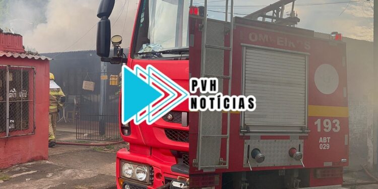 URGENTE: Vila de apartamentos é atingida por incêndio na zona sul