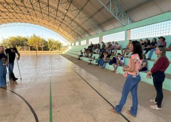 Ieda Chaves confere reforma concluída de quadra esportiva em escola agrícola de Cerejeiras