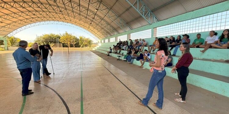 Ieda Chaves confere reforma concluída de quadra esportiva em escola agrícola de Cerejeiras