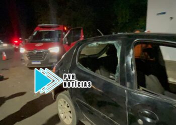 URGENTE: Motociclista invade cruzamento e bate em cheio em Peugeot no centro