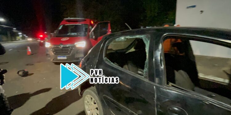 URGENTE: Motociclista invade cruzamento e bate em cheio em Peugeot no centro