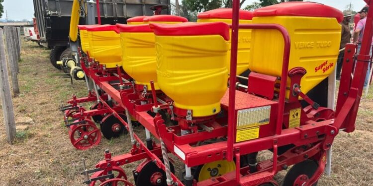 Com investimentos agrícolas, deputado Alan Queiroz fortalece associação no município de Jaru