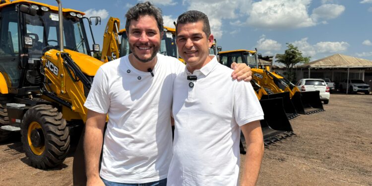 Adalto de Bandeirantes participa da entrega de retroescavadeiras para distritos de Porto Velho