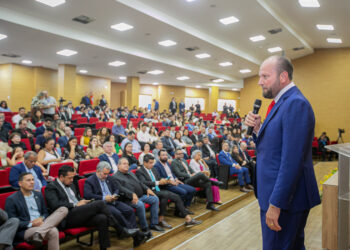 Alex Redano entrega medalha do Mérito Legislativo a Nelson Willians em reconhecimento à sua contribuição para Rondônia