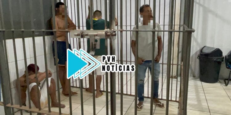 TRÁFICO: Apenado com tornozeleira desligada e comparsas são presos com drogas em boca de fumo