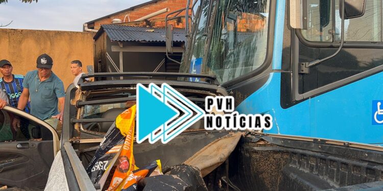 URGENTE: Carro é arrastado por ônibus e passageira idosa fica gravemente ferido