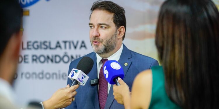 Alex Redano questiona qualidade nos serviços da Aegea e cobra transparência na terceirização do saneamento em Rondônia