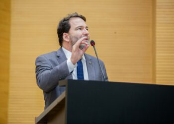 Deputado Alex Redano solicita escavadeira hidráulica e patrolamento para Linha Verde, no distrito de Triunfo