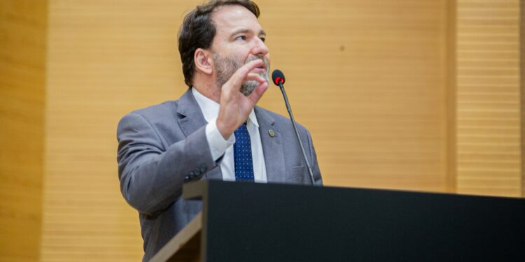 Deputado Alex Redano solicita escavadeira hidráulica e patrolamento para Linha Verde, no distrito de Triunfo