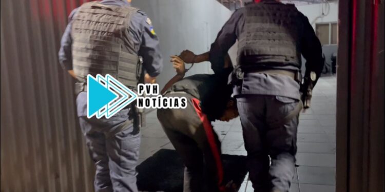 FLAGRANTE: Ladrão é preso enquanto fazia a limpa em lanchonete na zona leste