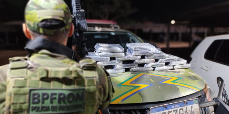 Traficantes fogem e PM apreende 21kg de drogas em RO