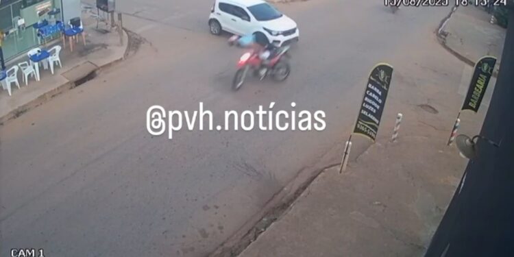 VÍDEO: Motociclista sofre grave fratura em acidente com Mobi na zona leste