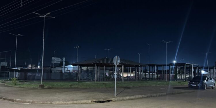 Praça das Camélias recebe revitalização na iluminação pública após pedido do vereador Edimilson Dourado