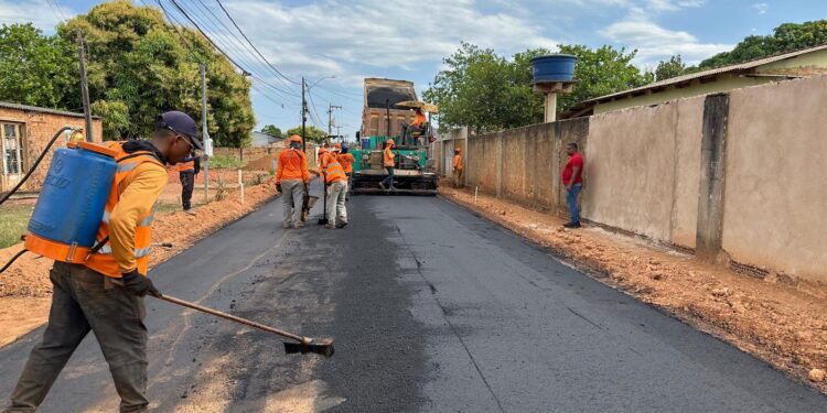 Prefeitura inicia obras de asfaltamento no Bairro Castanheira após solicitações do vereador Edimilson Dourado