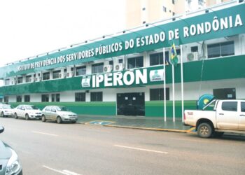 Eyder Brasil homenageia Iperon com medalha de mérito legislativo