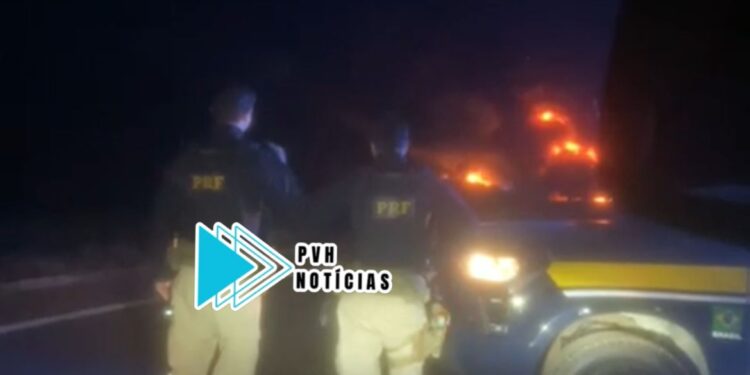 URGENTE: Ônibus é destruído por incêndio na BR-364 em Porto Velho