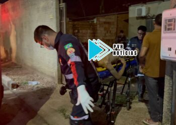 URGENTE: Homem é atacado a tiros por criminosos em carro na zona sul