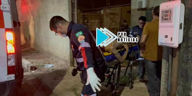 URGENTE: Homem é atacado a tiros por criminosos em carro na zona sul