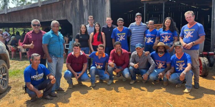 Alan Queiroz entrega plantadeira para Associação dos Produtores do P.A São Domingos, em Buritis