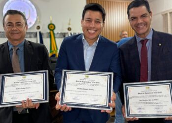 Deputado Cássio Gois e prefeitos são homenageados em sessão solene na Câmara de Espigão do Oeste