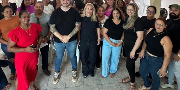 Ieda Chaves entrega certificados em Workshop de Mechas no bairro Tancredo Neves, em Porto Velho