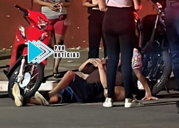 ATUALIZADA: Casal fica ferido após queda de moto em frente de arena de futebol no centro