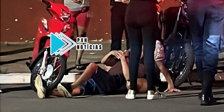 ATUALIZADA: Casal fica ferido após queda de moto em frente de arena de futebol no centro