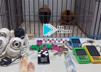ATUALIZADA: Equipe do sgt Machado prende vulgo “Dblak” e “Orelha” com drogas em distribuidora de fachada