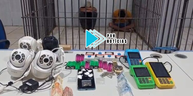 ATUALIZADA: Equipe do sgt Machado prende vulgo “Dblak” e “Orelha” com drogas em distribuidora de fachada
