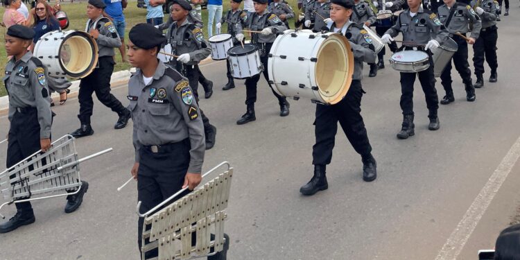 Deputado Alex Redano e prefeita Carla Redano prestigiam desfile de 7 de setembro em Ariquemes
