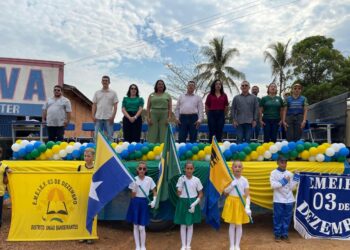 Vereador Adalto participa de desfile cívico no Distrito de União Bandeirantes e reforça compromisso com a independência local