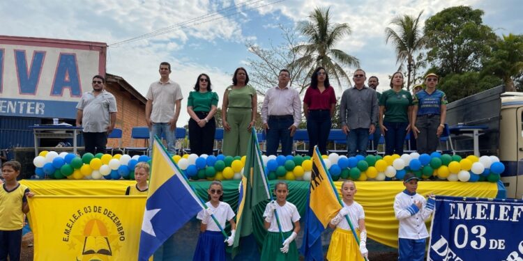 Vereador Adalto participa de desfile cívico no Distrito de União Bandeirantes e reforça compromisso com a independência local