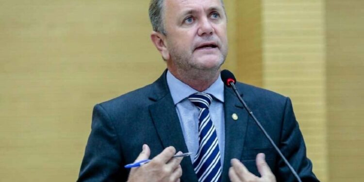 Deputado Luizinho Goebel solicita melhorias na pista do aeroporto de Colorado do Oeste