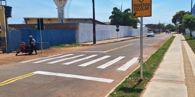 Faixa de pedestre solicitada por Sofia Andrade garante mais segurança em frente à Escola Moranguinho e Parque Abobrão
