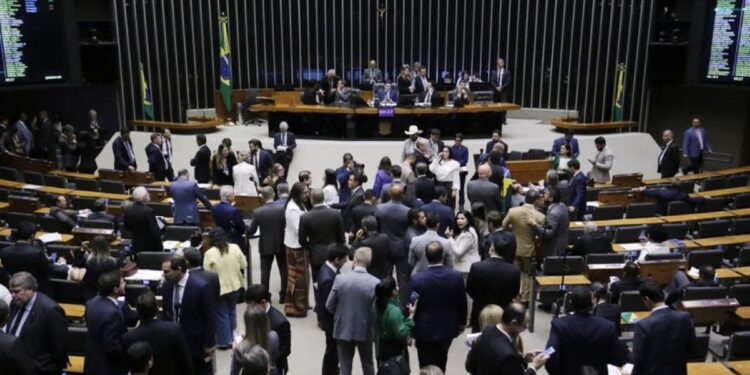 Câmara aprova em 1º turno PEC que dificulta ações contra parlamentares