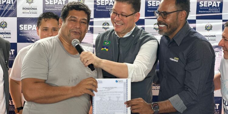 Vereador Dr. Santana participa de solenidade histórica de entrega de títulos de propriedade e reforça compromisso com a regularização fundiária e habitação social