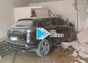 URGENTE: Motorista confunde freio com acelerador e invade comércio na zona sul – Veja Vídeo