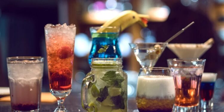 Metanol na bebida: saiba como age a substância e riscos para a saúde