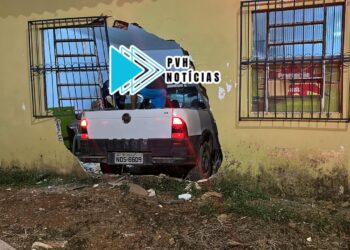 ATUALIZADA: Mulher embriagada pega o carro do patrão do marido e invade associação dos idoso na zona sul
