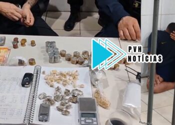 FACHADA: Membro de facção é preso com drogas em sucataria usada como boca de fumo na zona leste