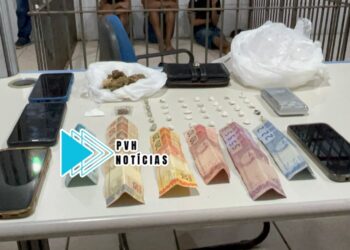 DEBOCHADA: PM fecha boca de fumo, prende mulher que escondia drogas em calcinha suja e apreende adolescentes
