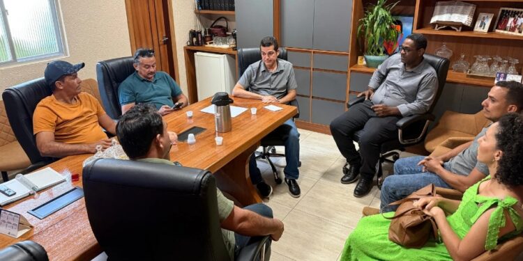 Vereador Adalto de Bandeirantes recebe comitiva de Nova Mamoré para discutir termo de cooperação entre municípios