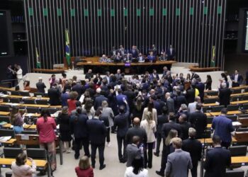 URGENTE: Câmara dos Deputados aprova urgência de projeto da anistia